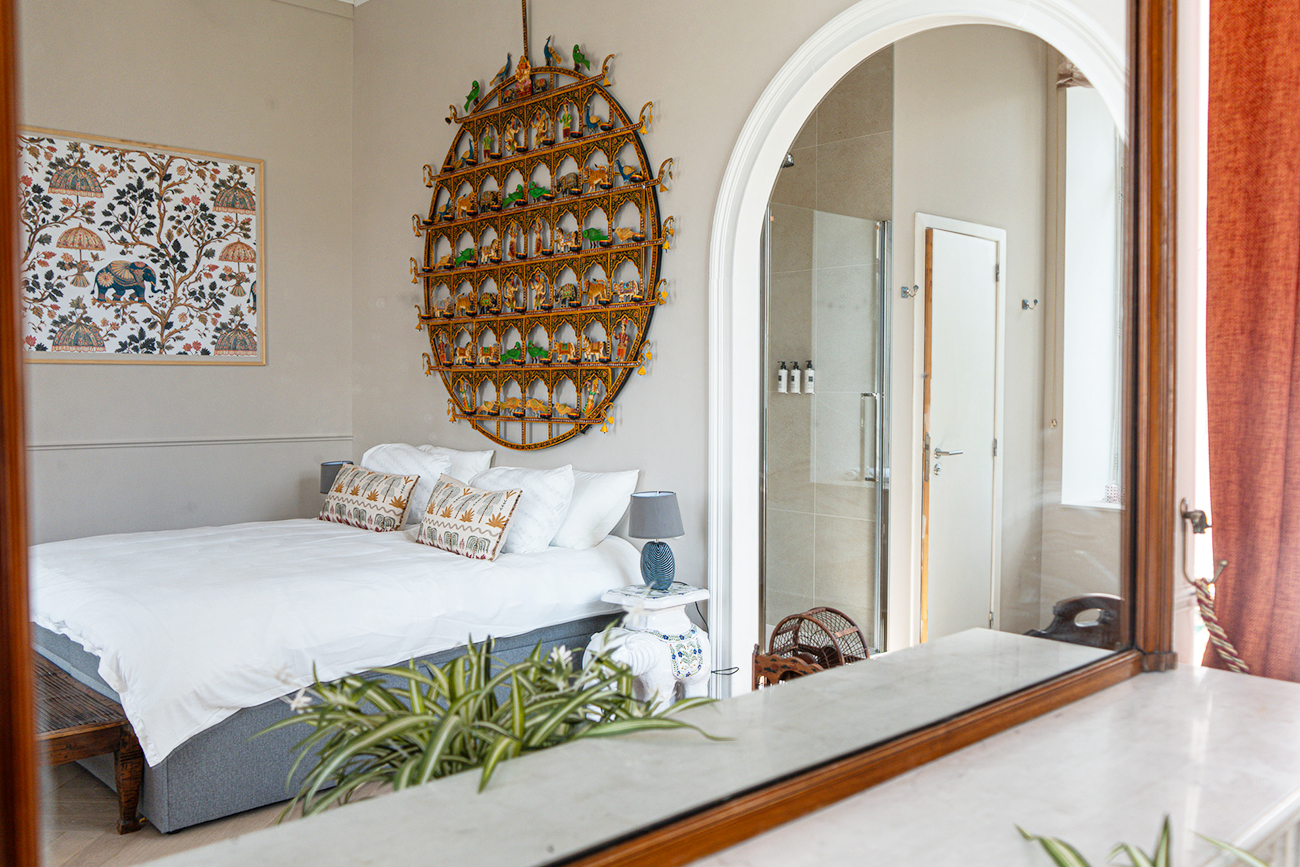 Chambre India_Drogenbos Château mirror large view