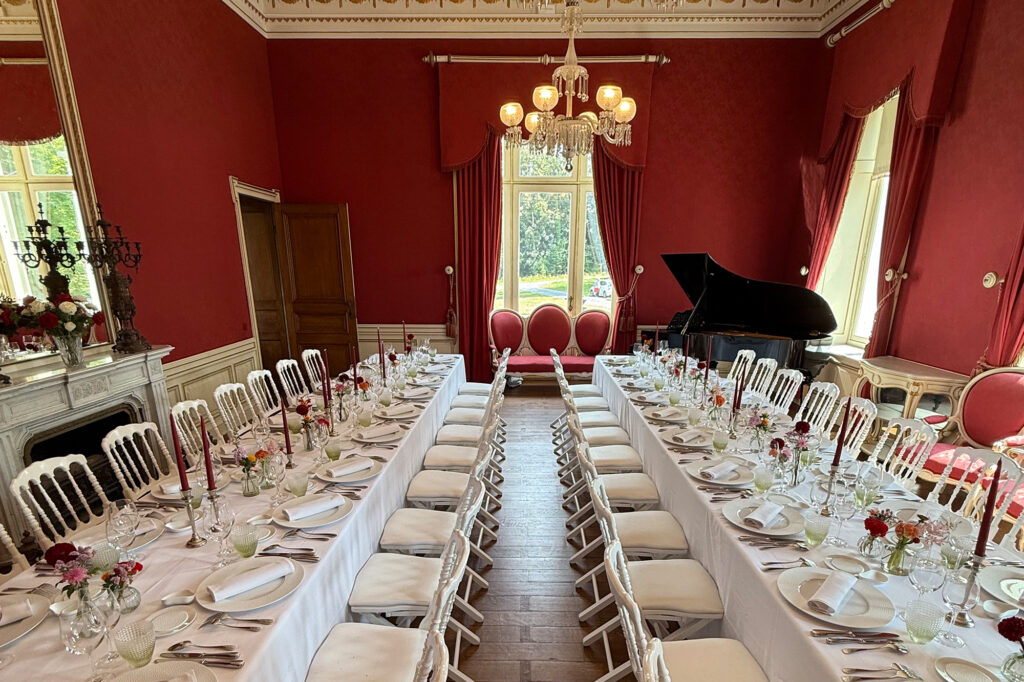 Salon Rouge Château de Drogenbos Choux de Bruxelles Dinner tables Piano