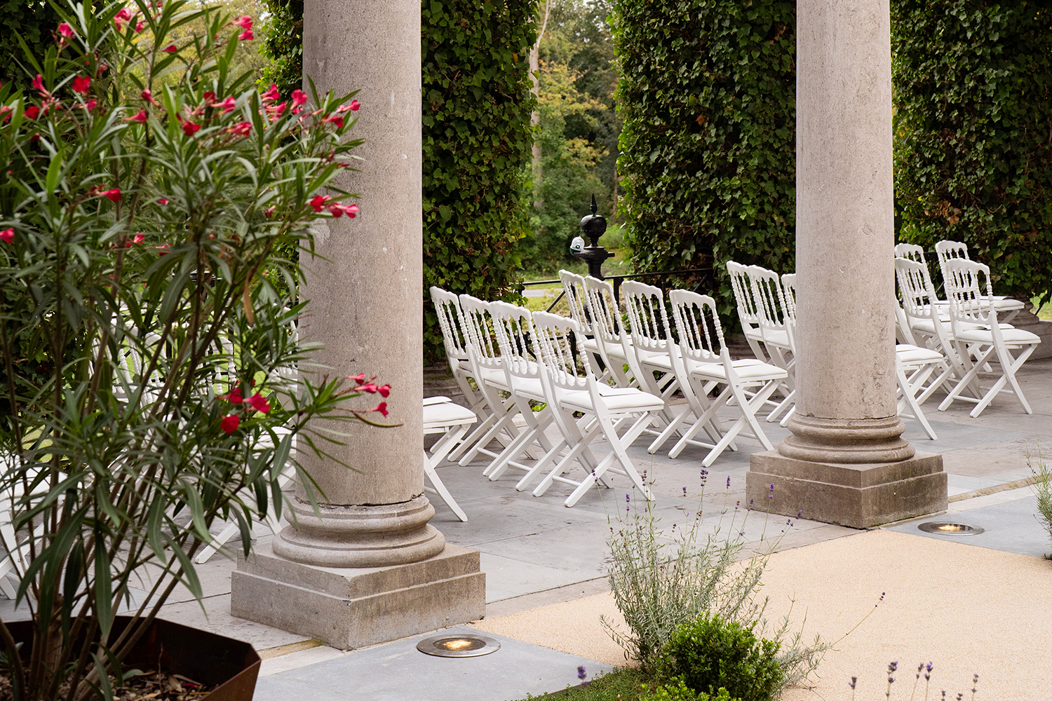 Château de Drogenbos seminaire corporate chaises alignées patio fleurs