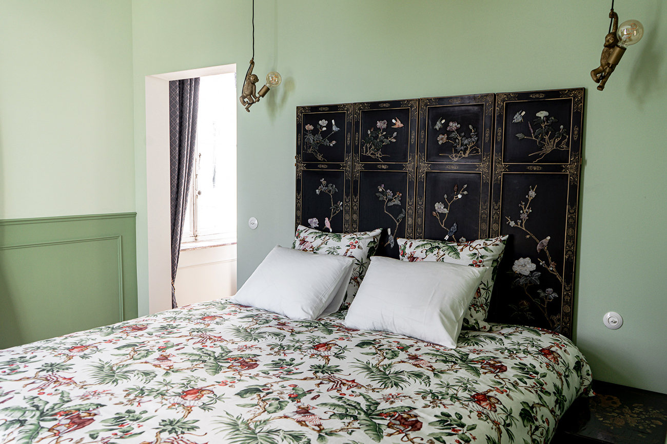 Château de Drogenbos Queen bed view Asian style green colour artwork