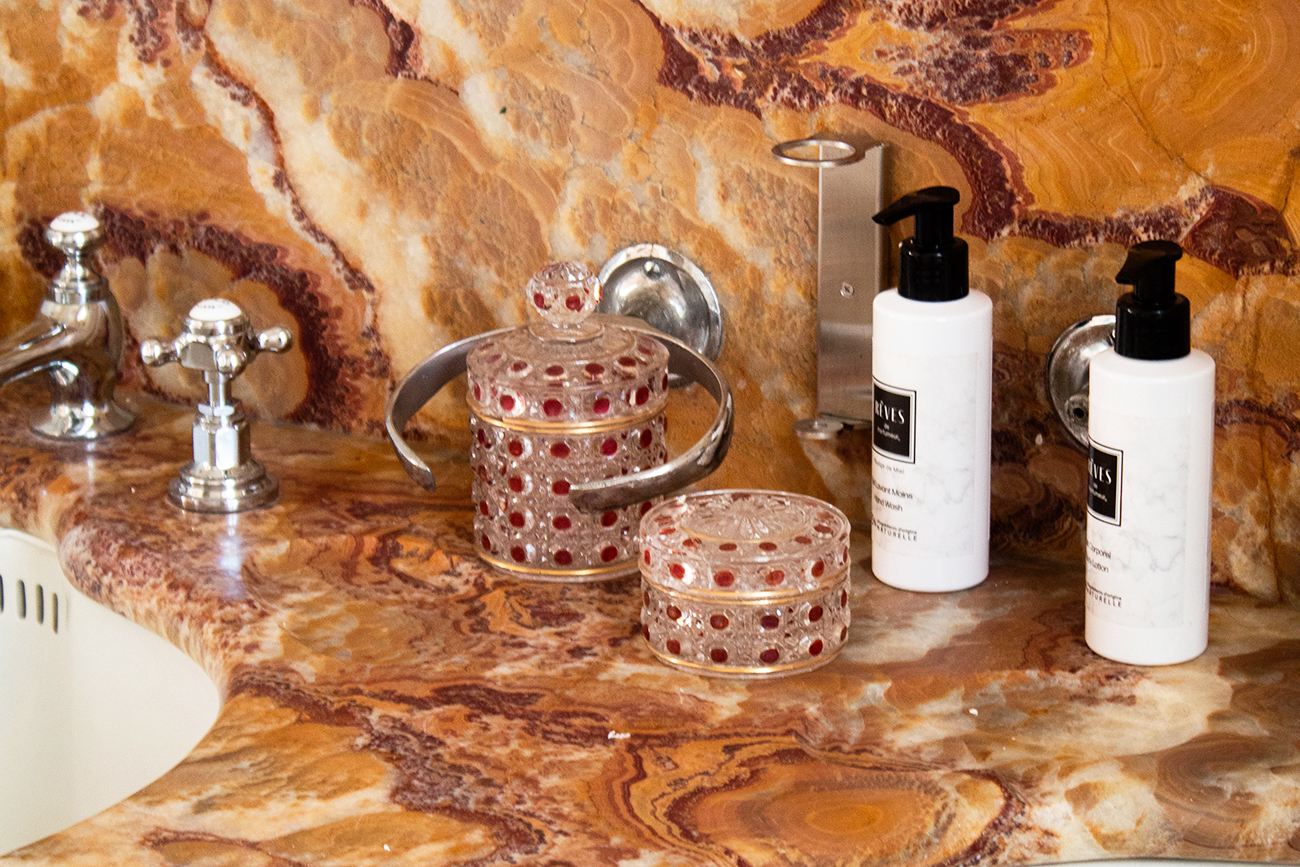 Chambre India_Drogenbos Château Robinet Marble close up view