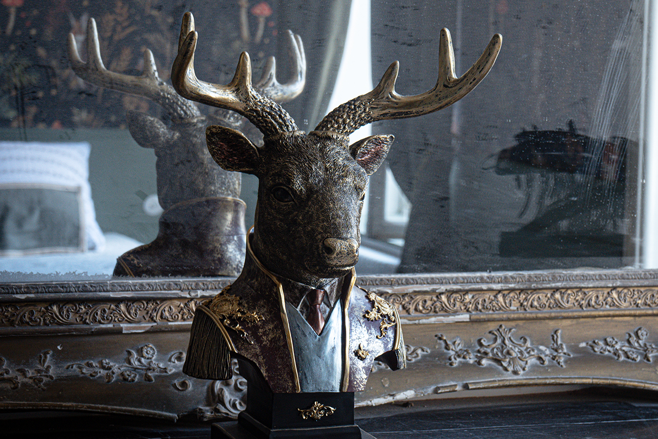 Chambre England_Drogenbos_queen bed room Mirror and elegant deer statue