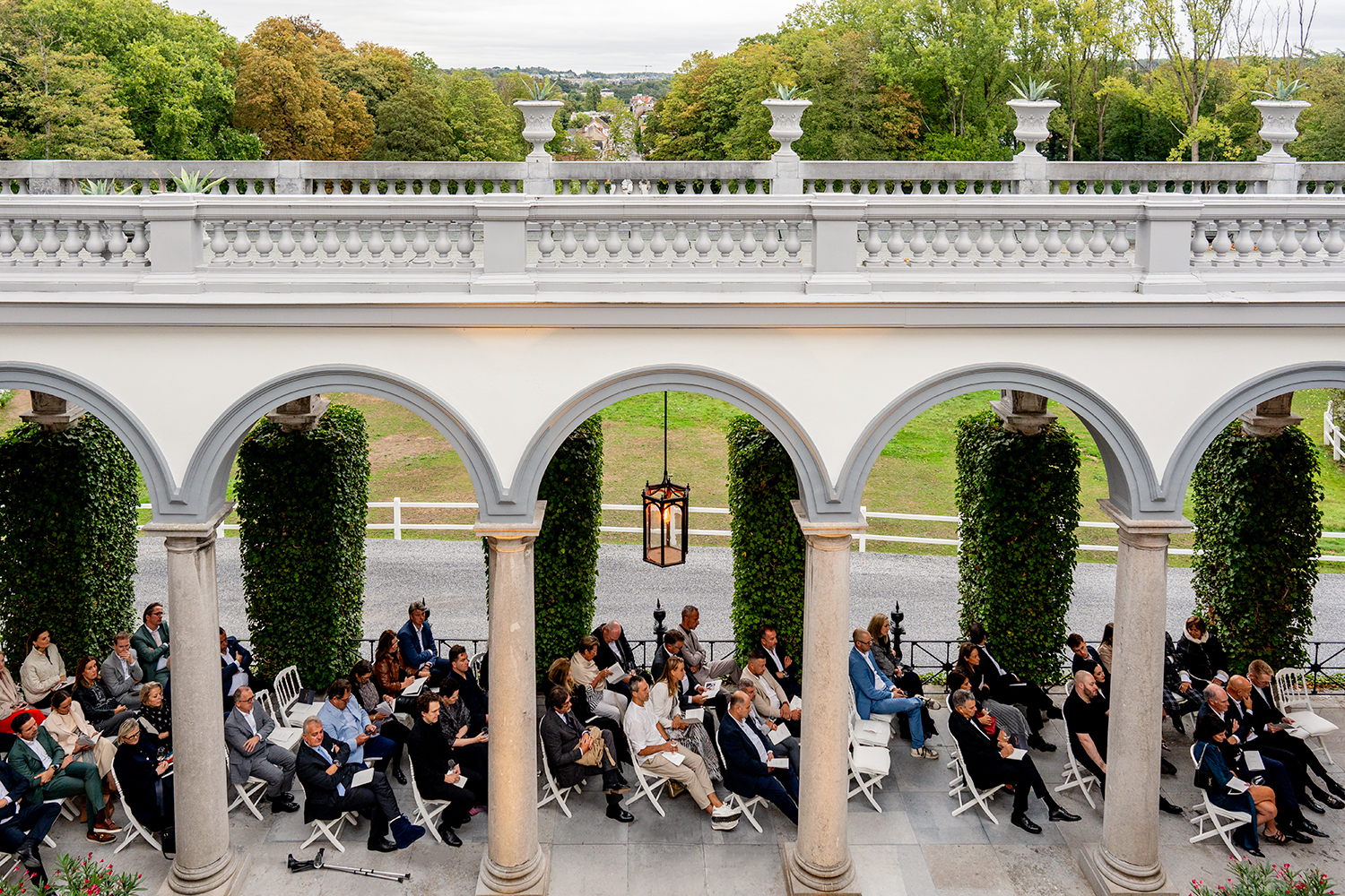 Mariage Drogenbos Choux de Bruxelles Elegant Patio seated People event