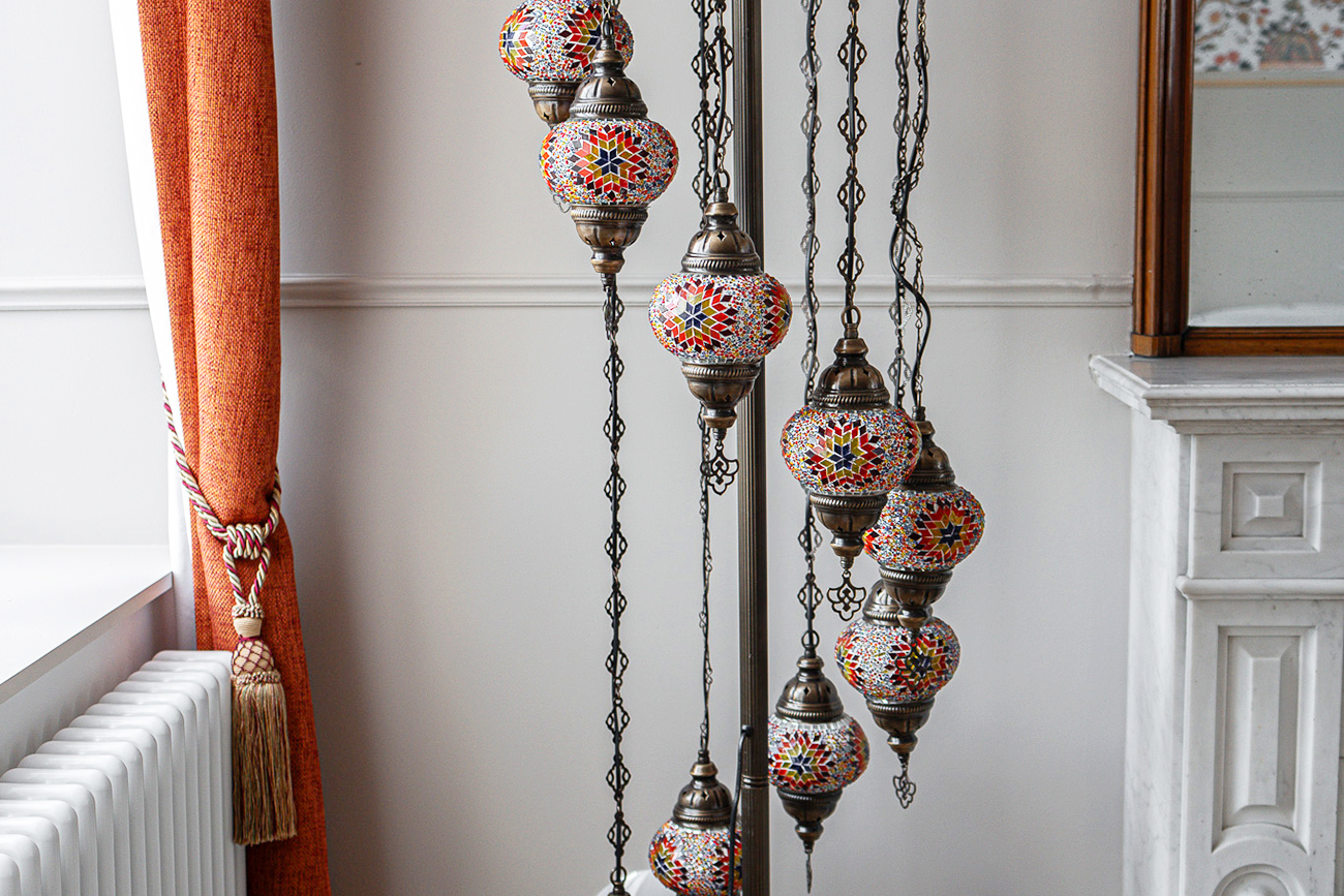 Chambre India_Drogenbos Château Circular lamps local craft