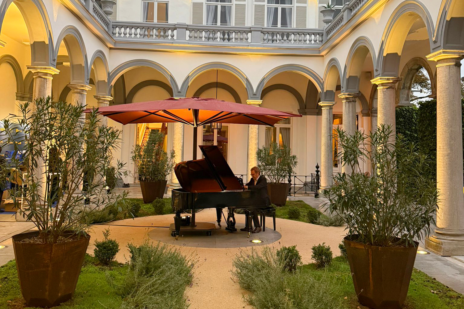 Mariage Drogenbos Chateau Patio Piano Player Warm lights