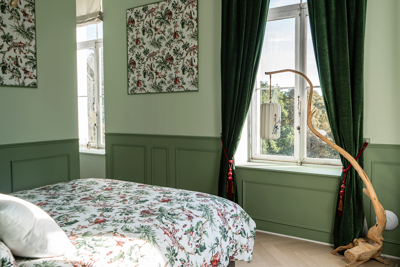Château de Drogenbos Queen bed Asian style green tones